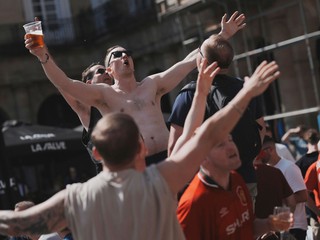 Fanúšikovia Manchestru United pred finále Európskej ligy. 