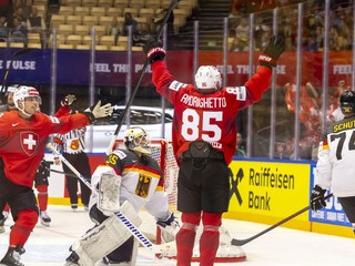 Sven Andrighetto oslavuje gól do siete Nemecka na MS v hokeji 2025.