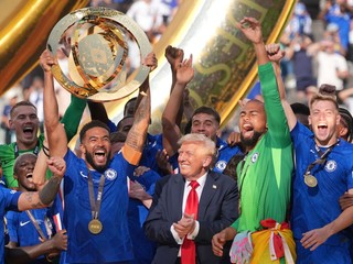 Prezident Donald Trump na pódiu počas osláv FC Chelsea po triumfe na MS klubov 2025.