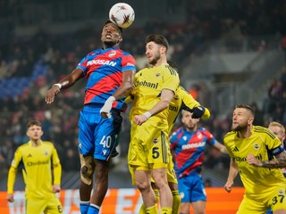 Milan Škriniar (37) sleduje súboj o loptu počas zápasu Plzeň - Fenerbahce.