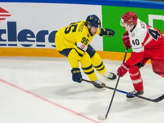 Švédsky hráč Jacob de la Rose (vľavo) a Anders Koch z Dánska v základnej B-skupiny Dánsko - Švédsko.