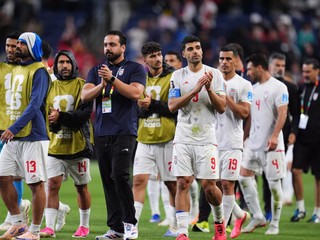 Futbalisti Iránu odcházajú z ihriska po skončení zápasu G-skupiny Egypt – Irán.