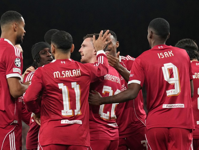 FC Liverpool oslavuje gól. 