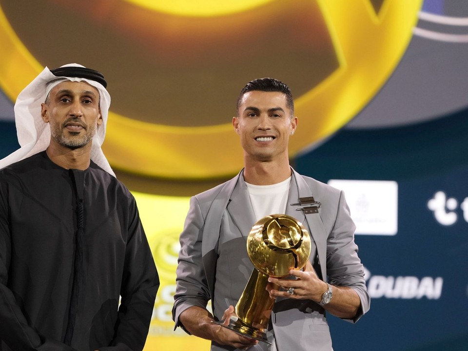 Portugalský futbalista Cristiano Ronaldo pózuje s cenou počas vyhlásenia ankety Globe Soccer Awards v Dubaji.