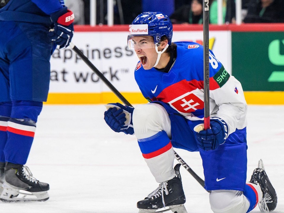 Martin Chromiak oslavuje gól v zápase Slovensko - Francúzsko na MS 2025 v hokeji.