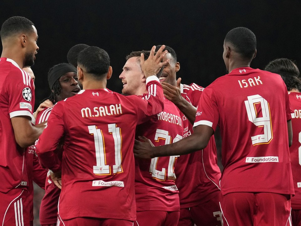 FC Liverpool oslavuje gól. 