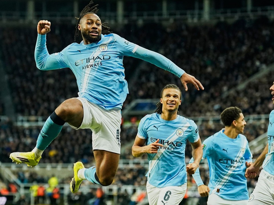 Antoine Semenyo oslavuje gól. 