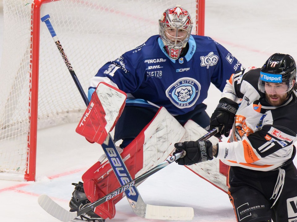 Zľava brankár Gadžiev Šichabutdin (Nitra) a Marc Roy 