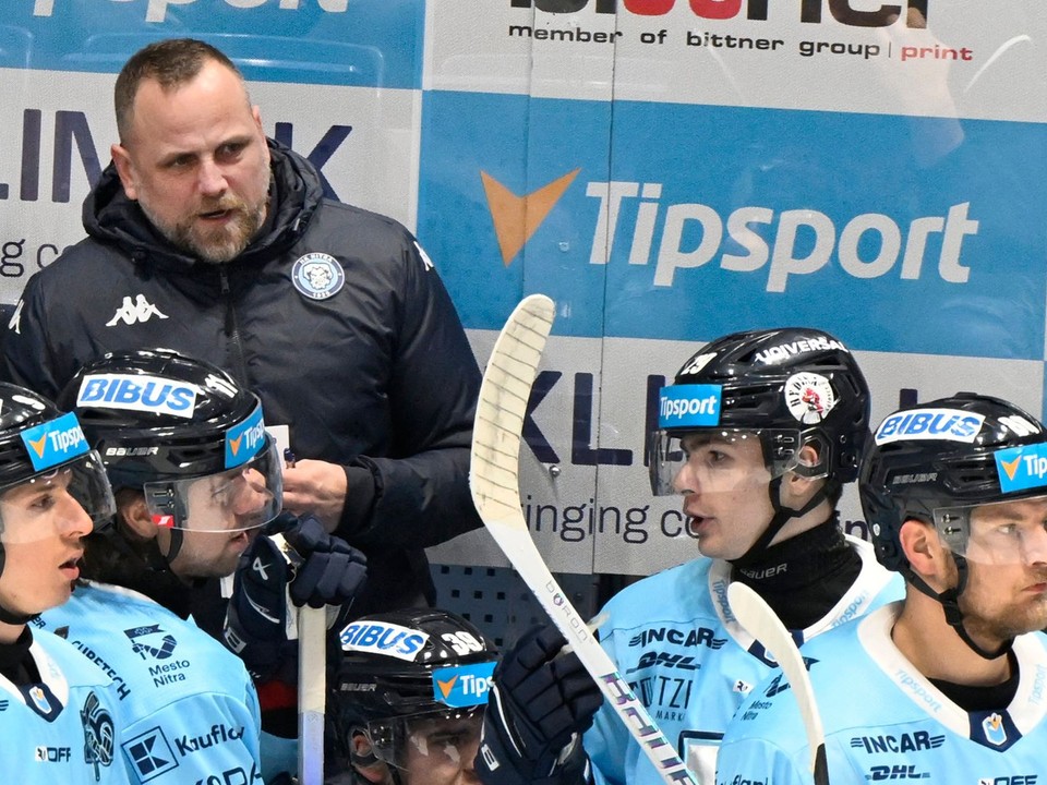 V pozadí tréner Nitry Andrej Kmeč