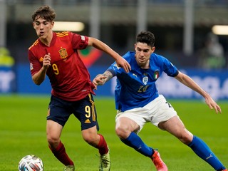 Gavi (vľavo) a Alessandro Bastoni  v zápase semifinále Ligy národov Taliansko - Španielsko.