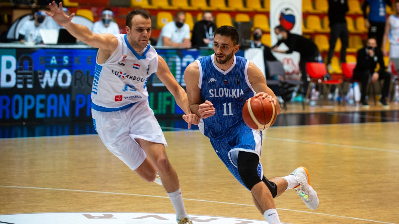 Slovenský basketbalista Richard Körner (vpravo). 