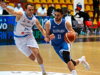 Slovenský basketbalista Richard Körner (vpravo). 