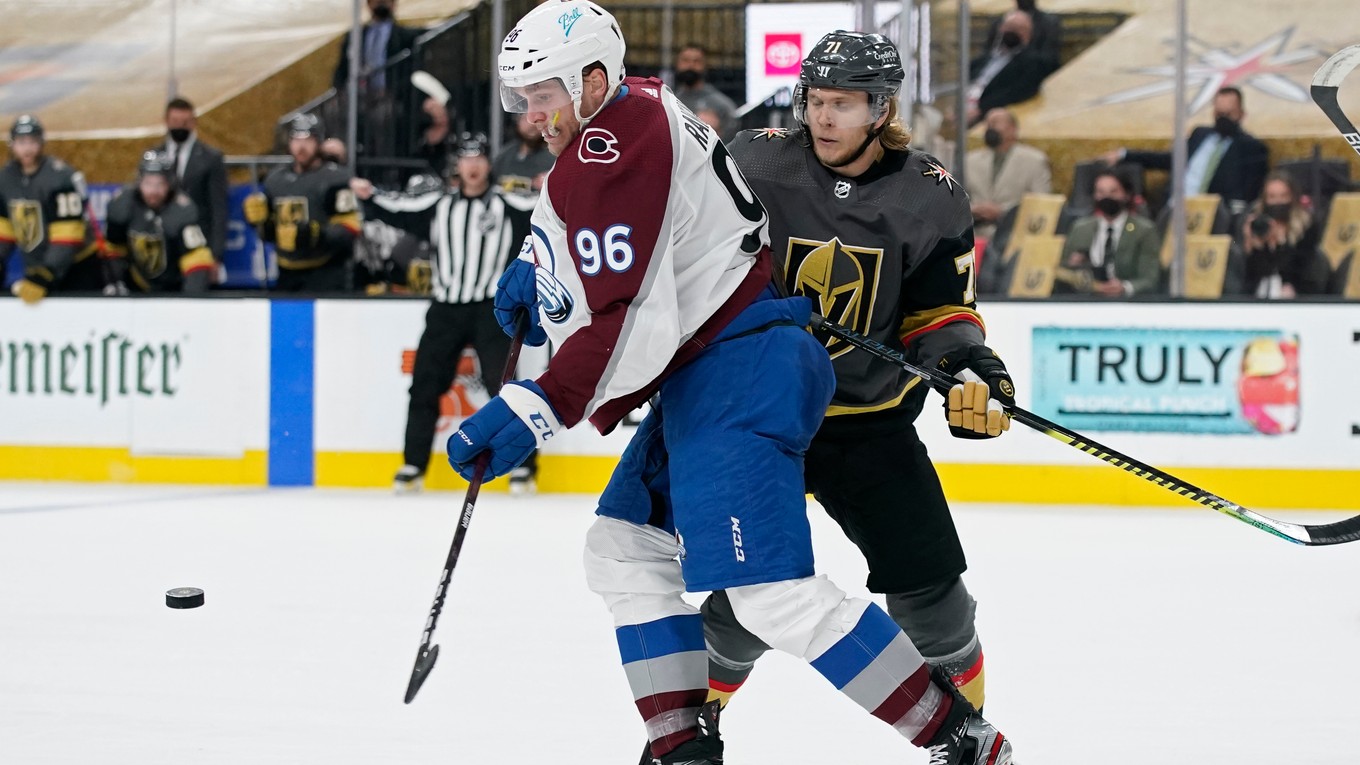 Fínsky útočník Mikko Rantanen (vľavo) v súboji s Williamom Karlssonom. 