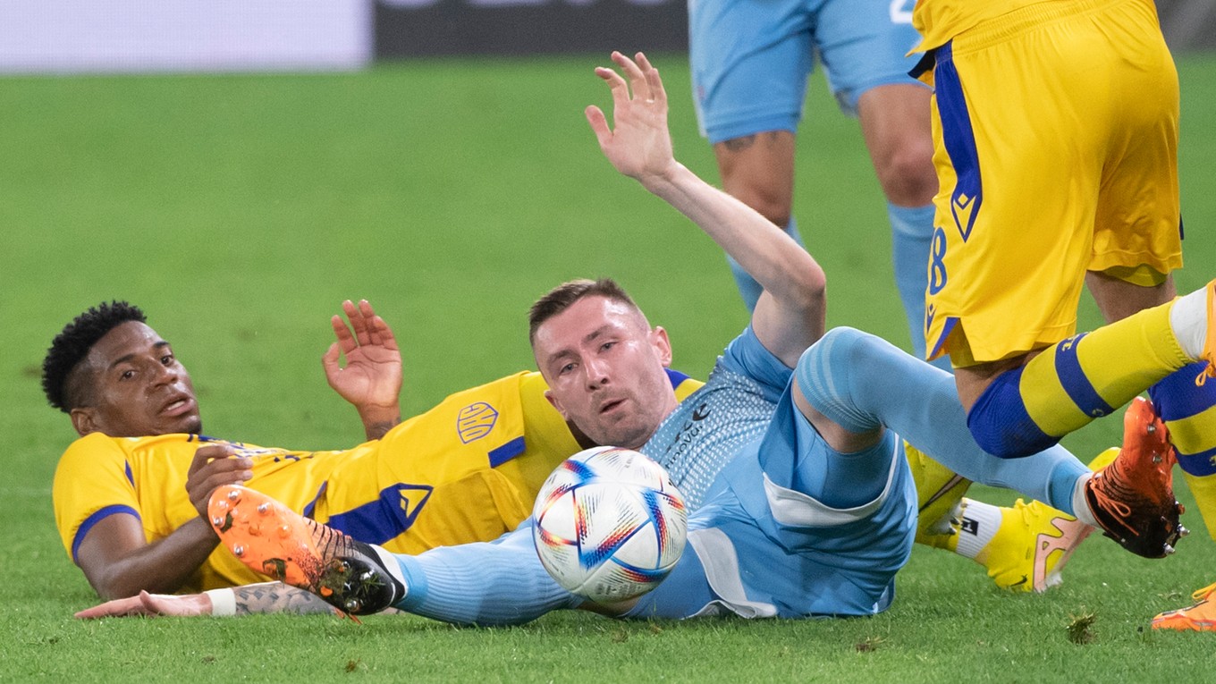 Cesar Blackman (vľavo) a Jaromír Zmrhal v zápase ŠK Slovan Bratislava - DAC Dunajská Streda.