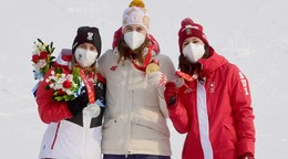 Stupeň víťazov v slalome žien na ZOH 2022 - zľava Liensbergerová, Vlhová a Holdenerová.