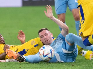 Cesar Blackman (vľavo) a Jaromír Zmrhal v zápase ŠK Slovan Bratislava - DAC Dunajská Streda.