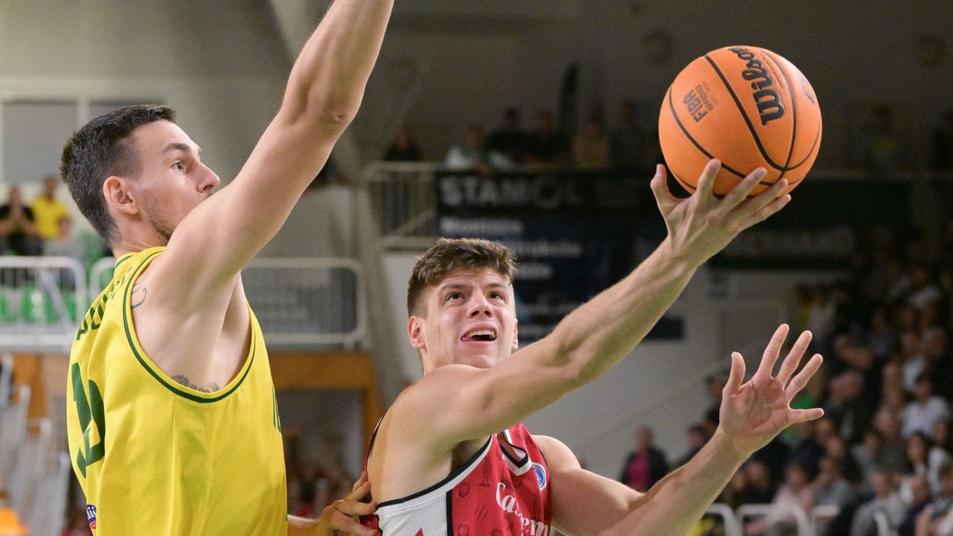 Zľava Boris Bojanovský (Levice) a Joaquin Rodríguez (Zaragoza)