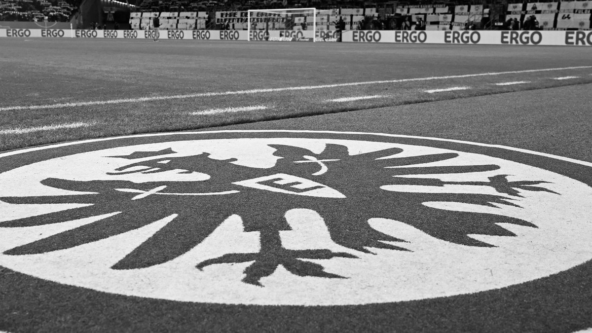 Na štadióne zavládlo ticho. Držiteľ permanentky nemeckého klubu zomrel po kolapse