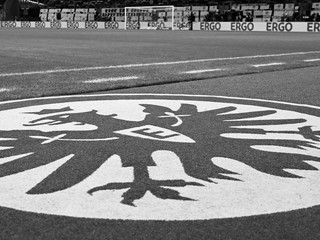 Na štadióne zavládlo ticho. Držiteľ permanentky nemeckého klubu zomrel po kolapse