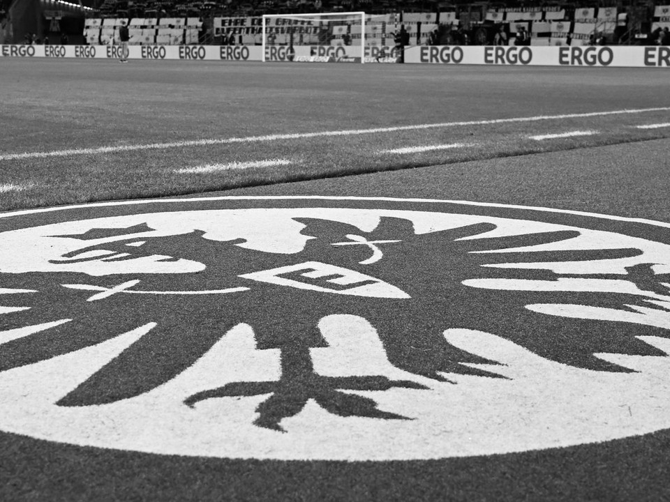 Na štadióne zavládlo ticho. Držiteľ permanentky nemeckého klubu zomrel po kolapse