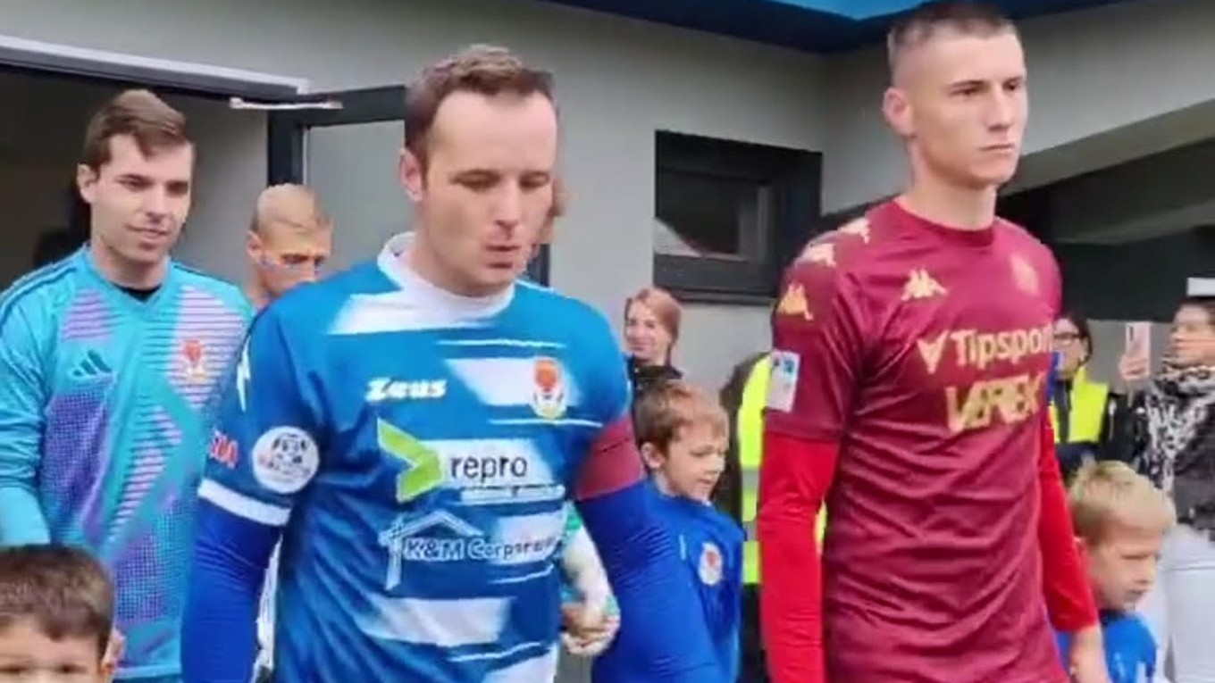 Nástup hráčov na zápas Stropkov - Liptovský Mikuláš.