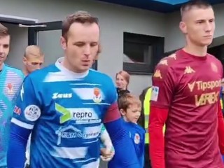 Nástup hráčov na zápas Stropkov - Liptovský Mikuláš.