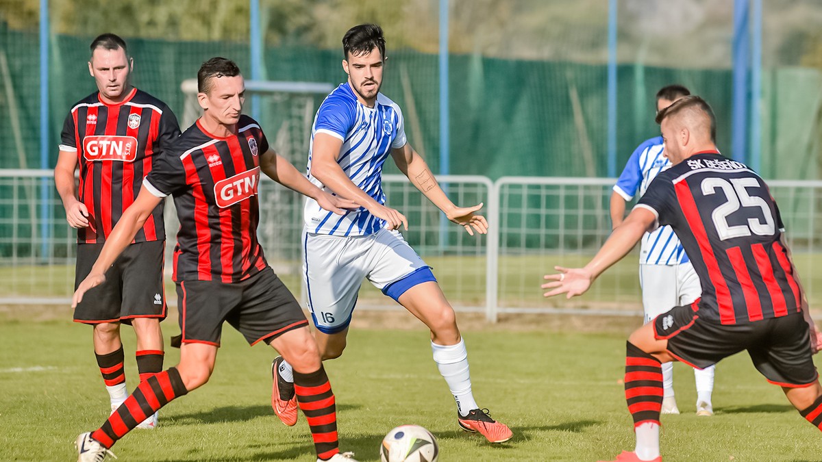 ŠK Bešeňov (v červeno-čiernom) doviezol z pôdy FK TJ Lokomotíva Kozárovce jeden bod za remízu 2:2.  