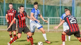 ŠK Bešeňov (v červeno-čiernom) doviezol z pôdy FK TJ Lokomotíva Kozárovce jeden bod za remízu 2:2.  