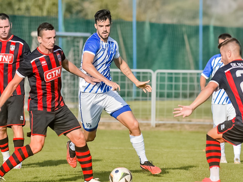ŠK Bešeňov (v červeno-čiernom) doviezol z pôdy FK TJ Lokomotíva Kozárovce jeden bod za remízu 2:2.  