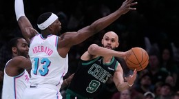 Obranca Bostonu Celtics Derrick White (9) hľadá možnosť prihrávky, zatiaľ čo ho bráni pivot Miami Heat Bam Adebayo (13).