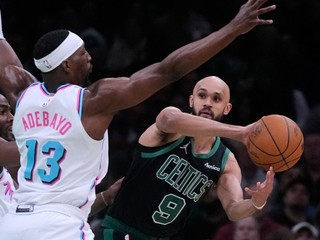 Obranca Bostonu Celtics Derrick White (9) hľadá možnosť prihrávky, zatiaľ čo ho bráni pivot Miami Heat Bam Adebayo (13).