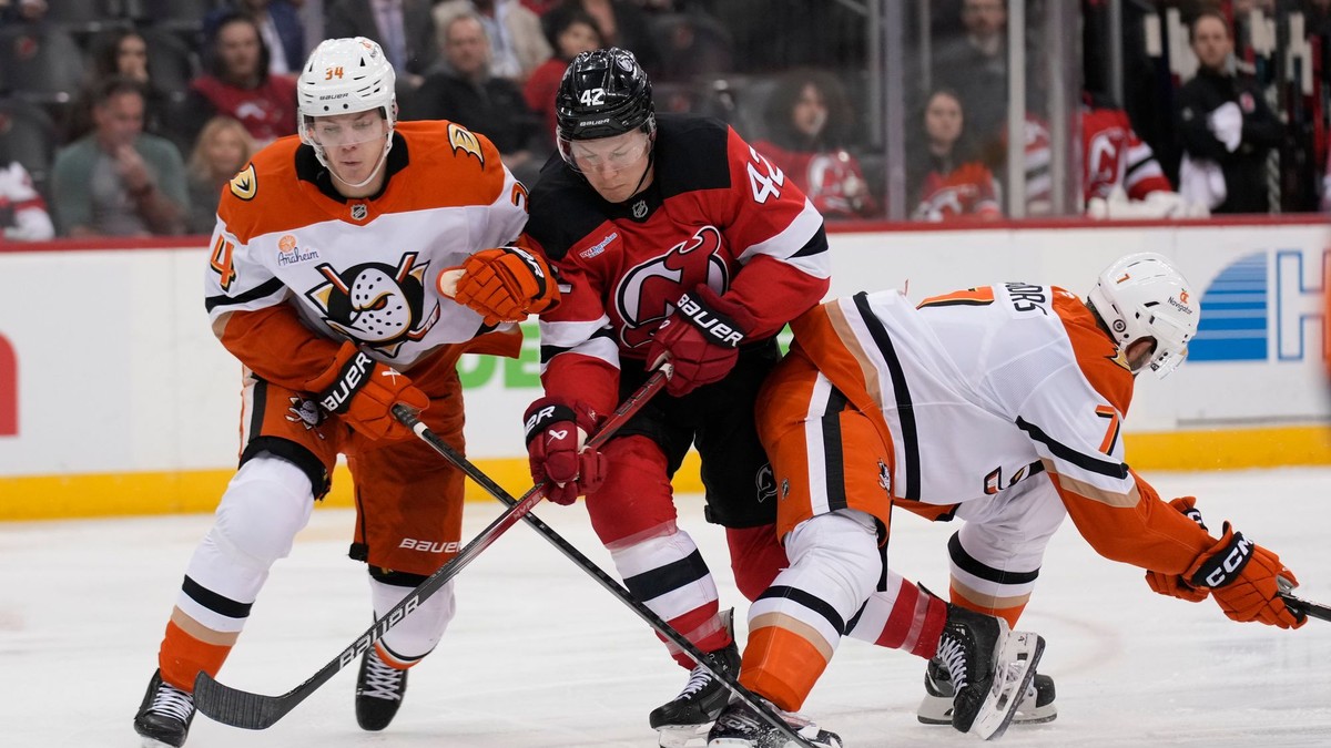 Radko Gudas a Curtis Lazar.