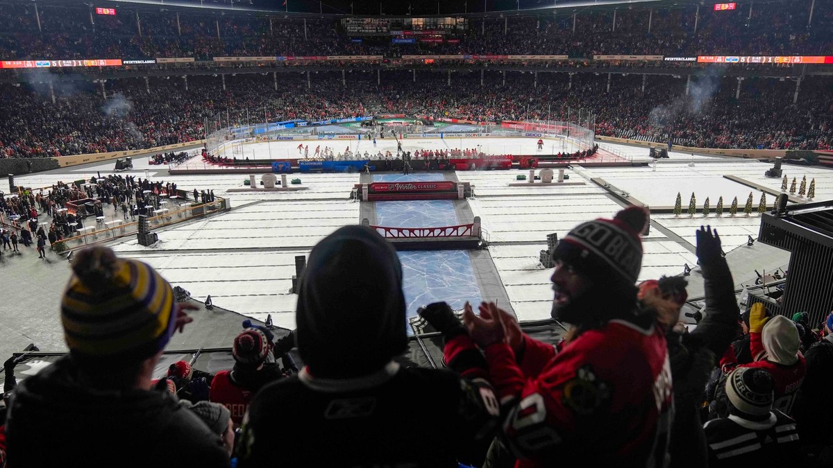 Fanúšikovia v hľadisku Wrigley Field počas Winter Classic 2025.