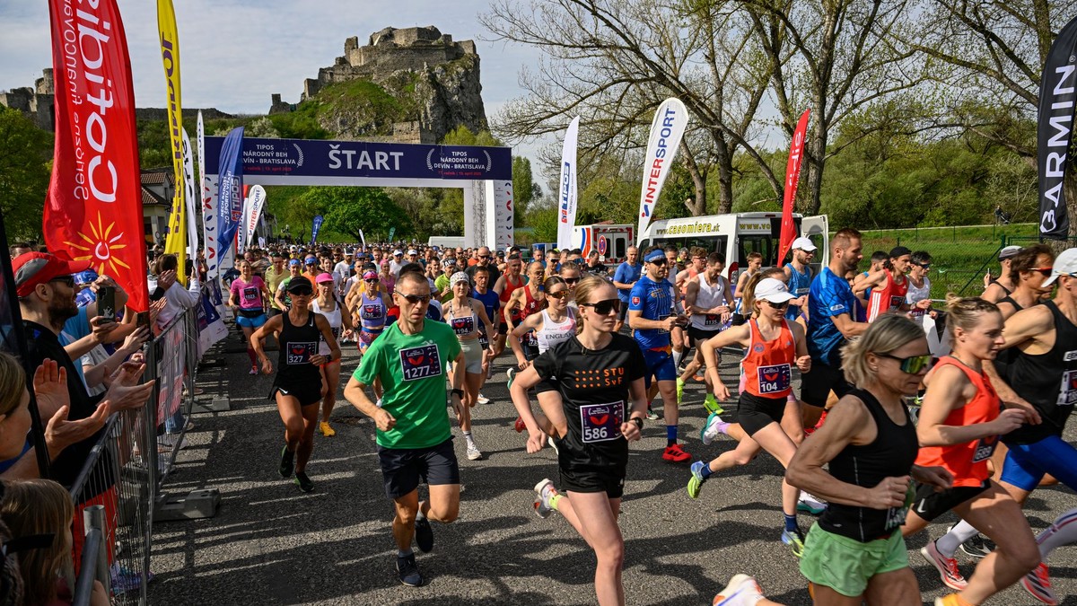 Fotka zo štartu 77. ročníka Národného behu Devín - Bratislava.