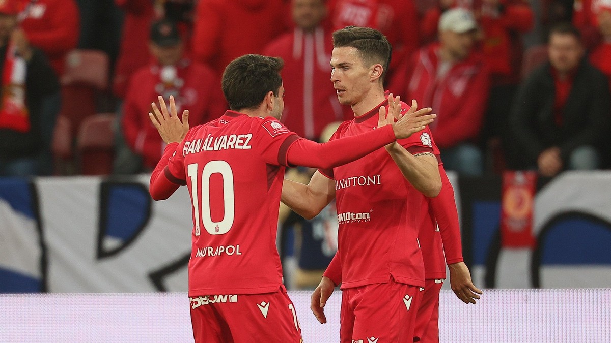 Ľubomír Tupta oslavuje so spoluhráčmi gól. 