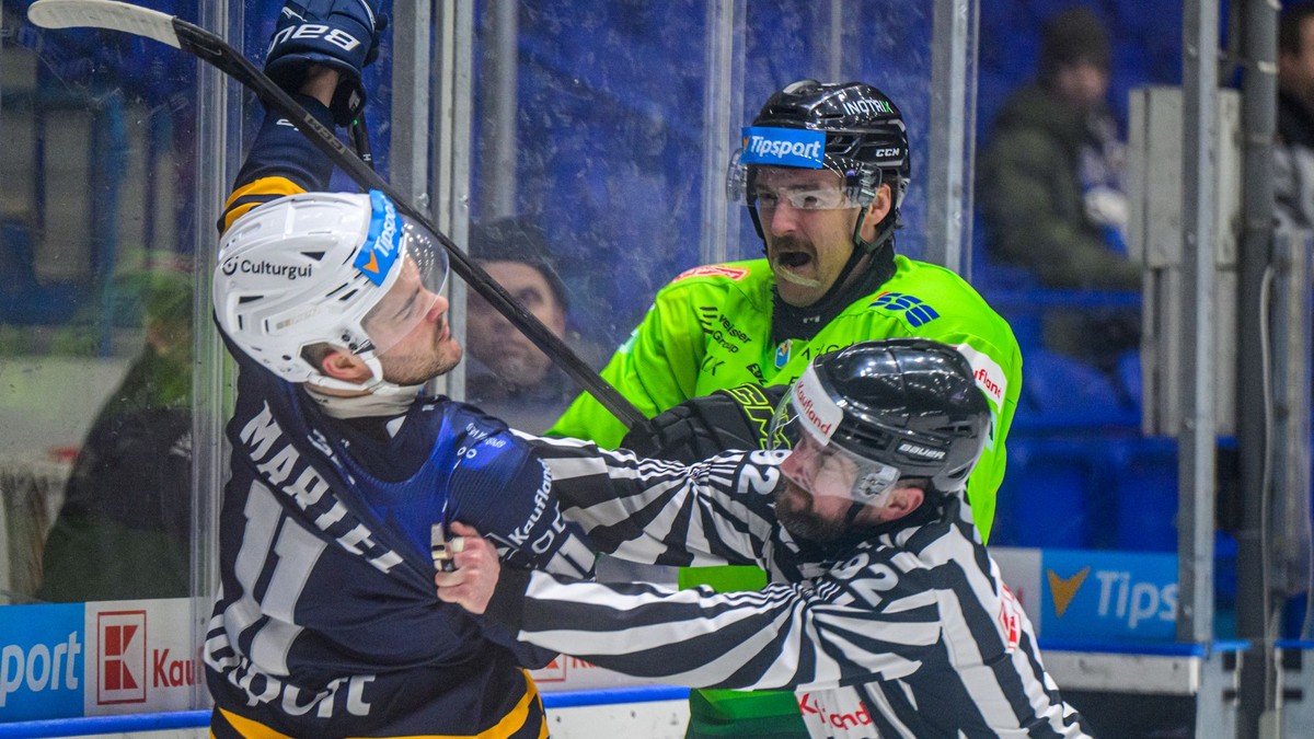 Na snímke zľava Danick Martel (Spišská Nová Ves) a Brenden Thomas Kevin Miller (Žilina) počas zápasu 43. kola.