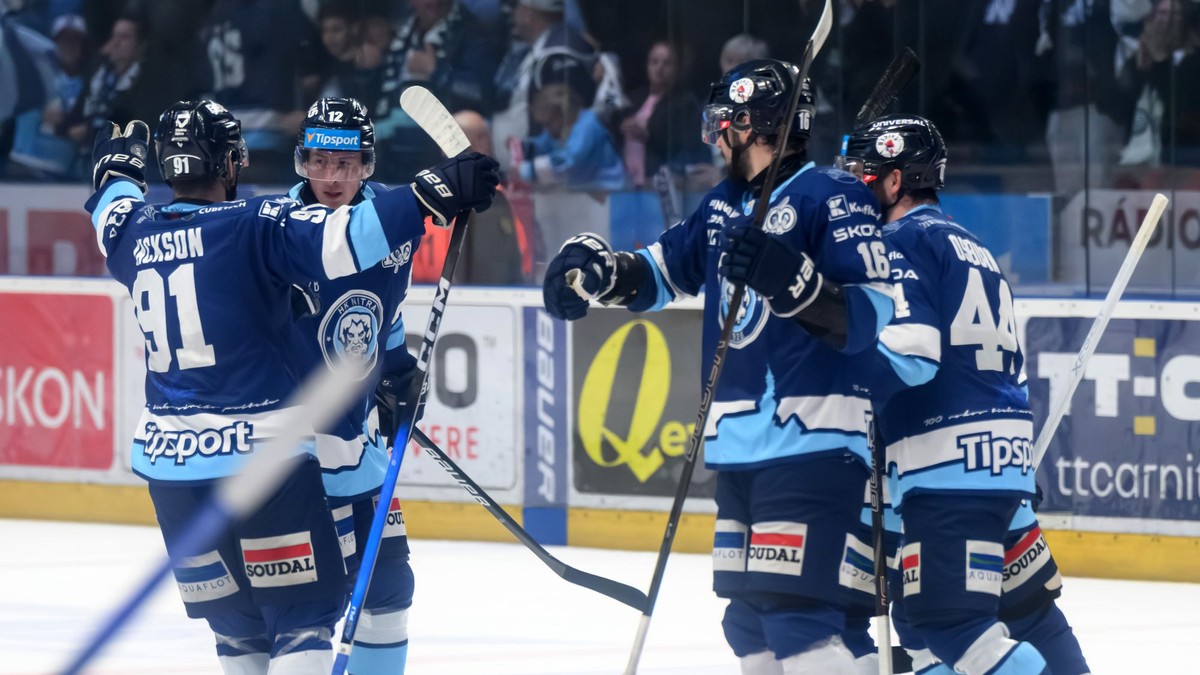 Radosť hráčov Nitry po góle v prvom zápase finále play off Tipsport extraligy medzi HK Nitra a HC Slovan Bratislava.