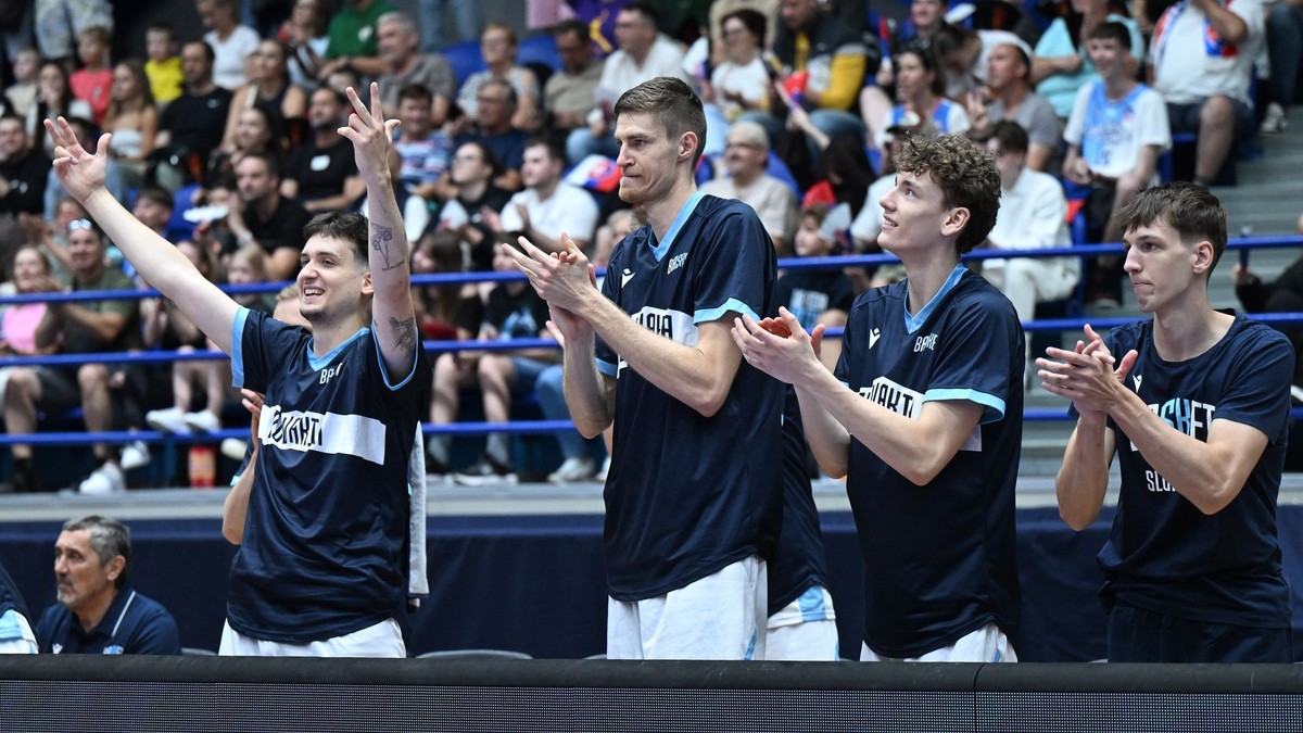 Lavička Slovenska povzbudzuje počas zápasu C - skupiny prvej fázy predkvalifikácie ME 2029 v basketbale mužov Slovensko – Kosovo.