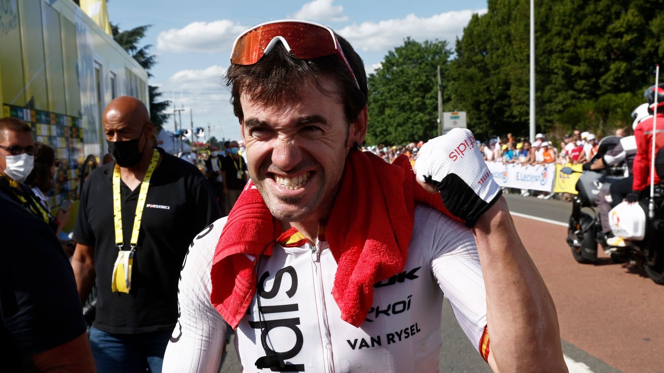 Ion Izagirre sa teší z etapového víťazstva na Tour de France 2023.
