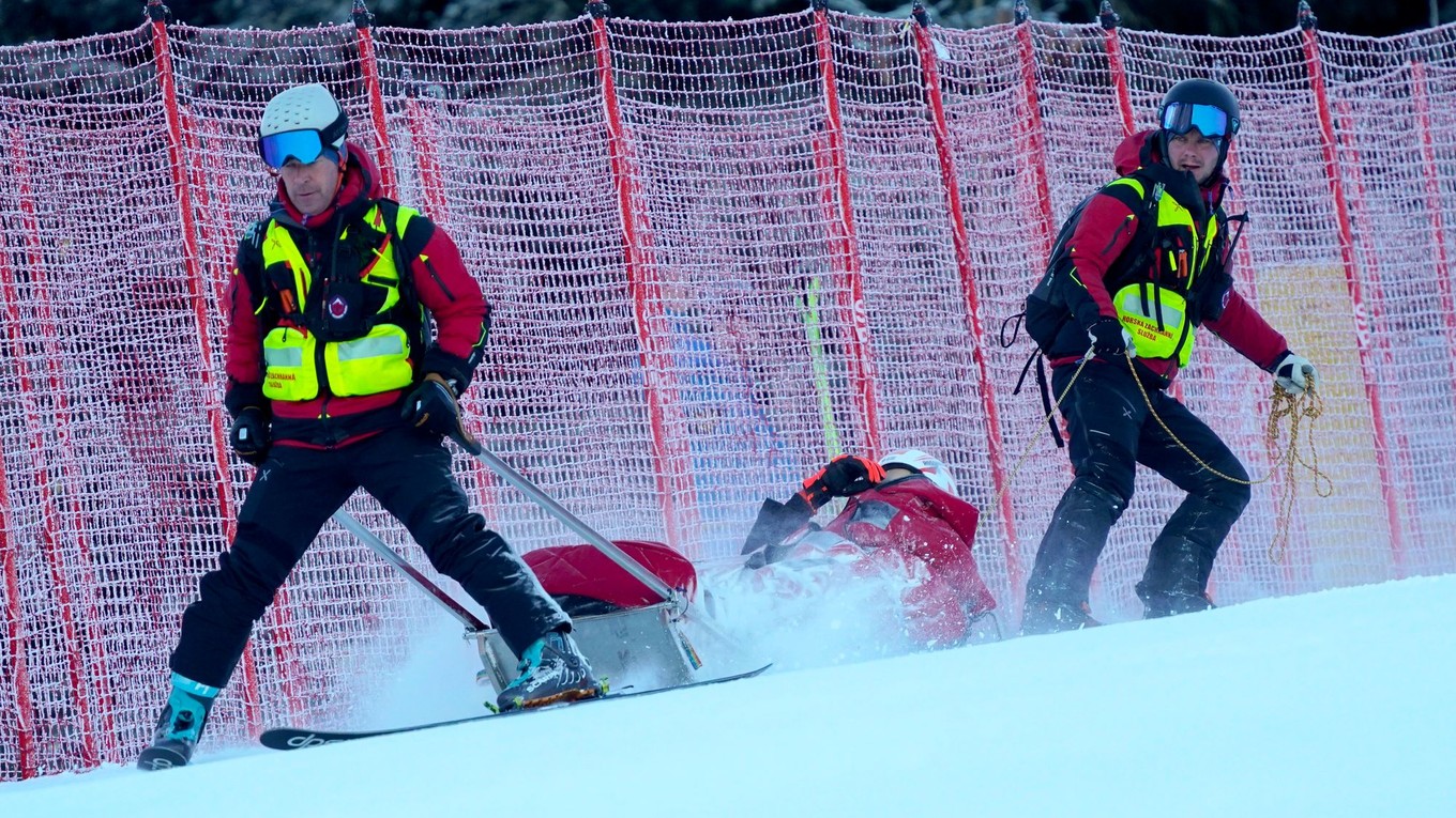 Petra Vlhová počas prevozu na záchranných saniach po páde v obrovskom slalome v Jasnej.