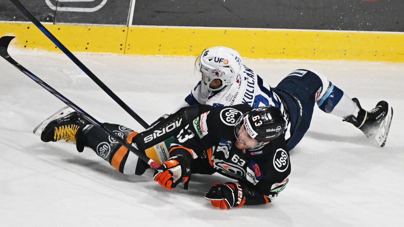 Patrik Lamper (Košice) v súboji s Dávidom Okoličánym (Nitra). Vo finále Tipos extraligy sa očakáva dlhá séria a výborný hokej.