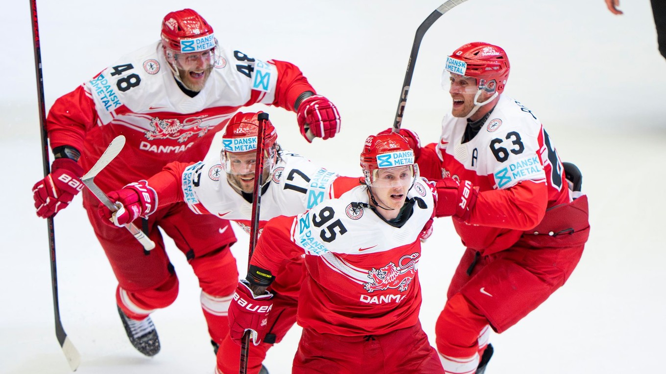 Hokejista Dánska Nick Olesen (95) sa teší so spoluhráčmi po strelení víťazného gólu vo štvrťfinálovom zápase Dánsko - Kanada.