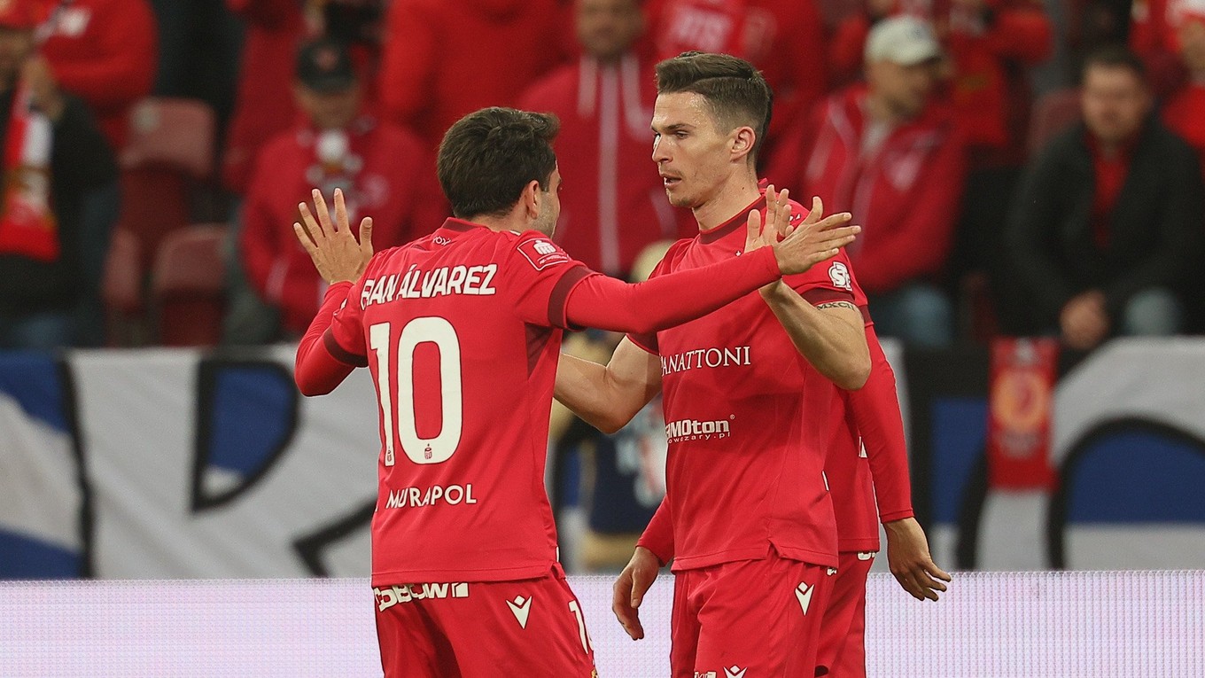 Ľubomír Tupta oslavuje so spoluhráčmi gól. 