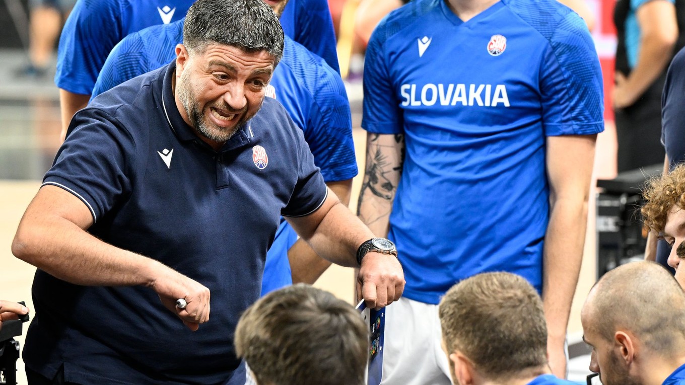 vľavo tréner Slovenska Oliver Vidin 