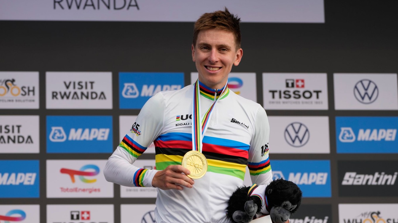 Tadej Pogačar pózuje so zlatou medailou