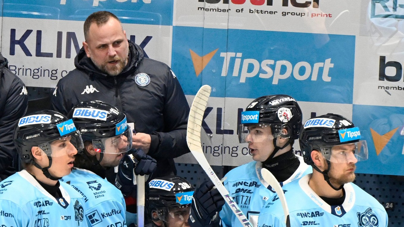 V pozadí tréner Nitry Andrej Kmeč počas zápasu 45. kola Tipsport ligy HC Slovan Bratislava - HK Nitra 