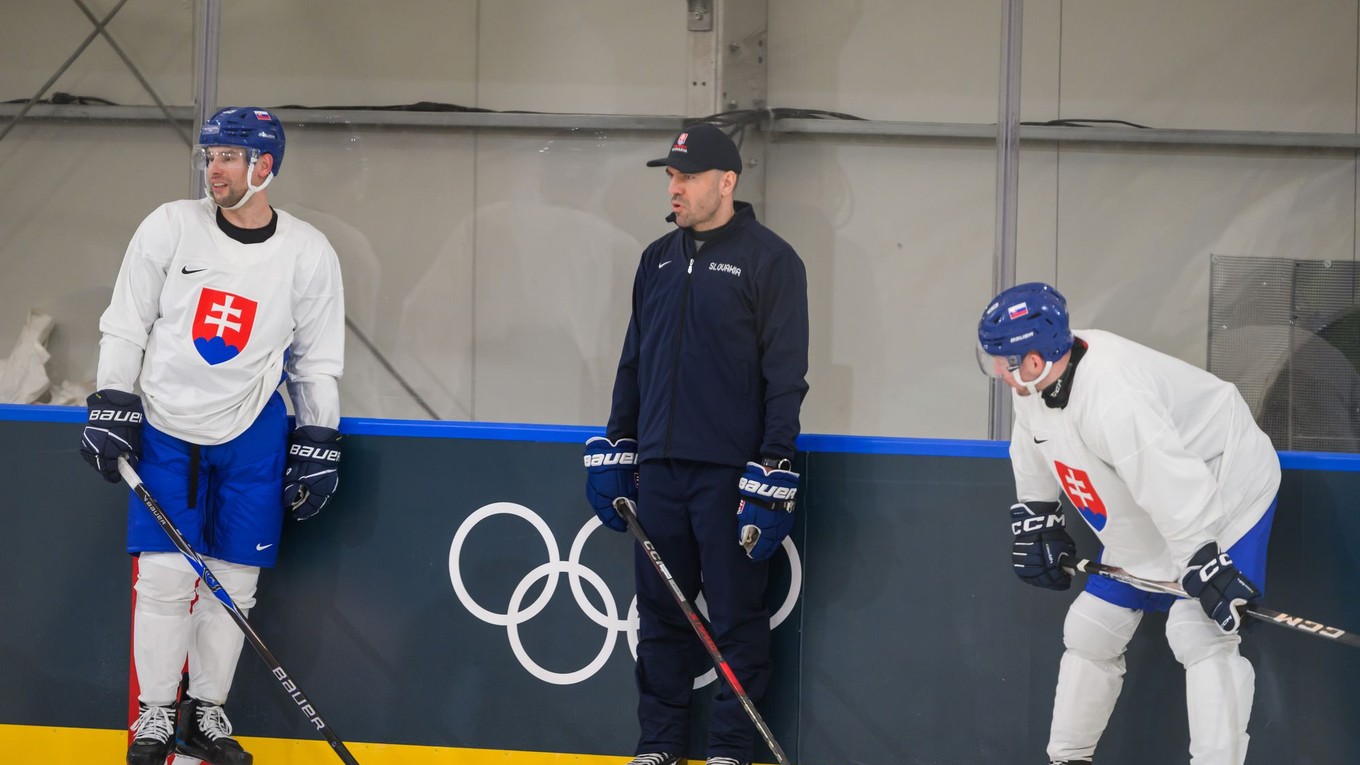Samuel Takáč, asistent trénera Peter Frühauf a Oliver Okuliar počas tréningu slovenskej hokejovej reprezentácie.
