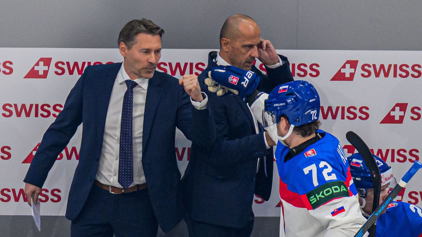 Tréner slovenskej hokejovej reprezentácie Vladimír Országh, jeho asistent Ján Pardavý a Andrej Kollár.