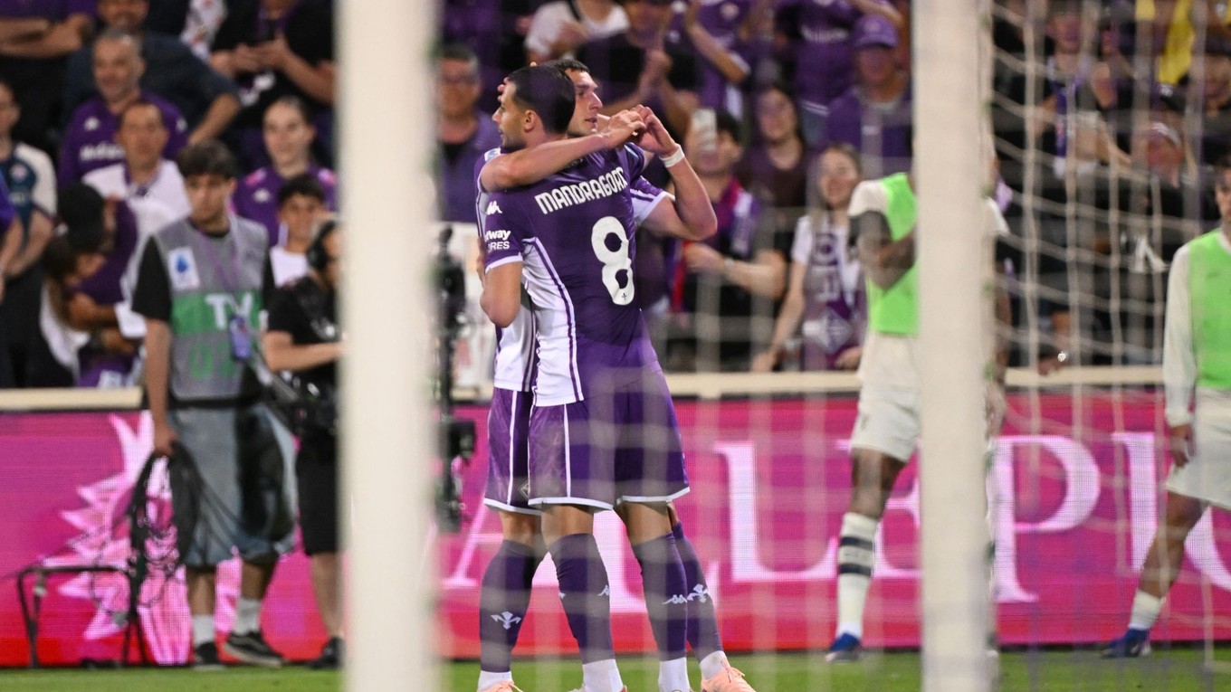 Hráč Fiorentiny Roberto Piccoli sa teší z gólu počas záverečného 38. kola Serie A.