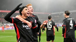 Hugo Larsson a Omar Marmoush (obaja Frakfurt) sa radujú z gólu v zápase 12. kola Bundesligy Heidenheim - Eintracht Frankfurt.